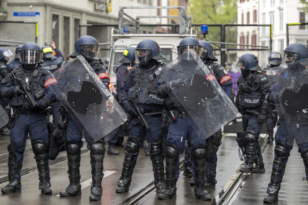 Die Schutzwesten der Kantonspolizei sind abgelaufen – was bedeutet das?