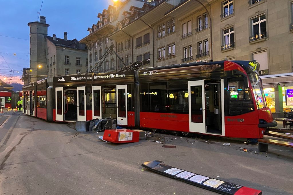 Mehrere Personen nach Tram-Entgleisung in Bern im Spital