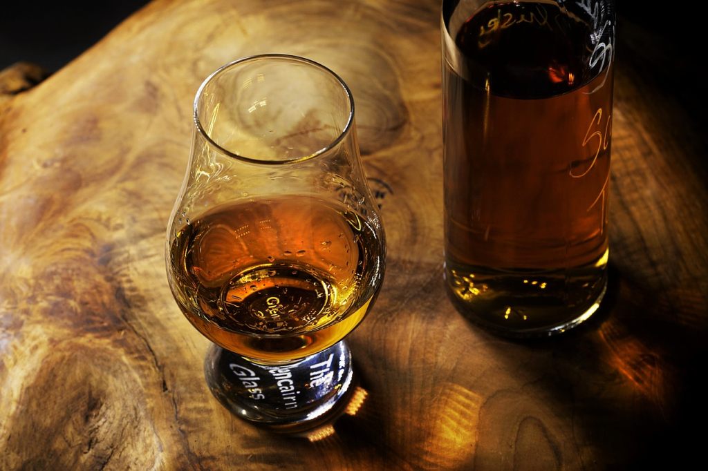 Schottische Destillerien exportieren weniger Whisky