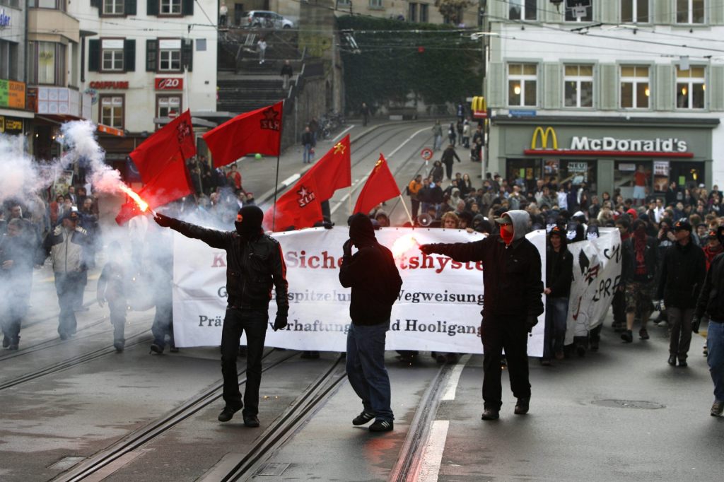 Erfolgreiche Unterschriftensammlung: SVP reicht Anti-Chaoten-Initiative im August ein