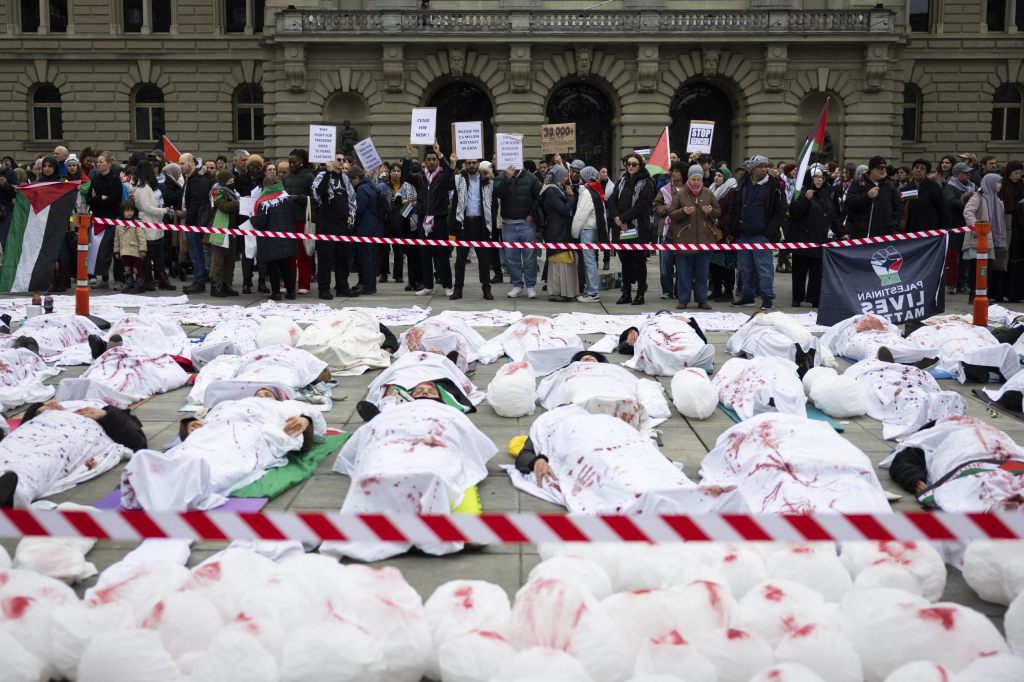 Rund 500 Menschen gedenken der getöteten Zivilisten