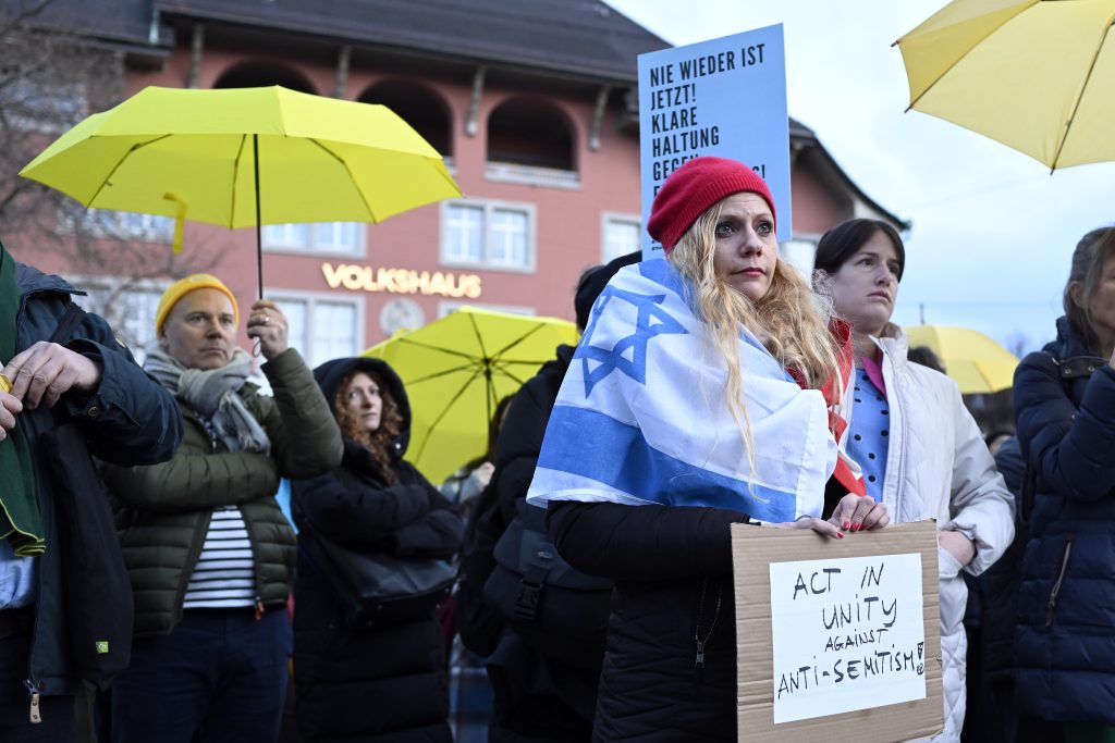 Hunderte Menschen halten in Zürich Mahnwache gegen Antisemitismus