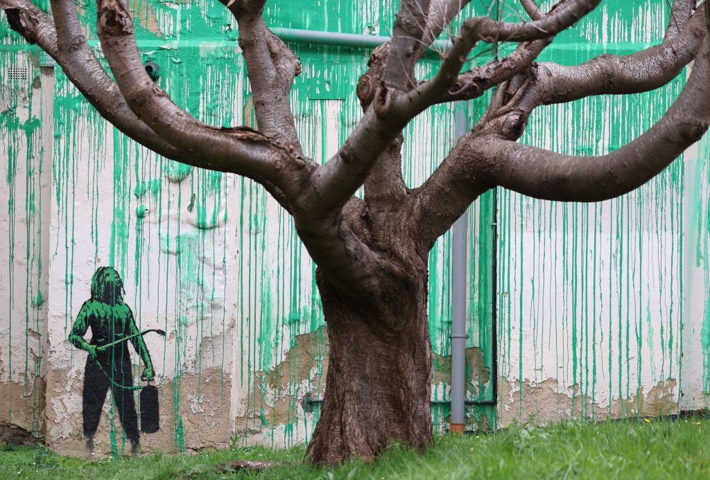 Grüne Farbe hinter kahlem Baum: Das ist Banksys neues Werk in London