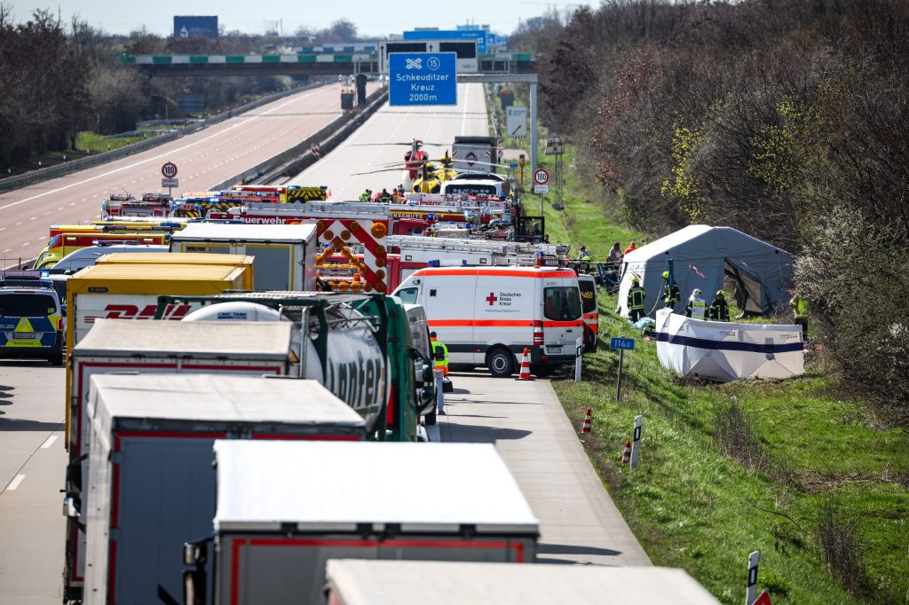 Identität der Todesopfer nach Flixbus-Unfall noch unklar