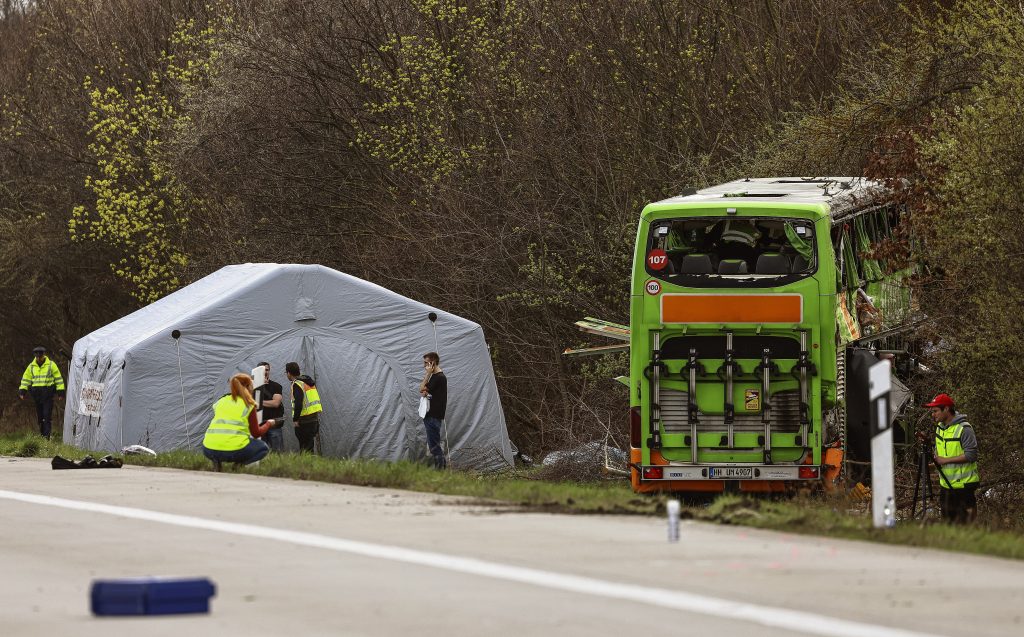 Ermittler suchen nach Ursache für Flixbus-Unglück