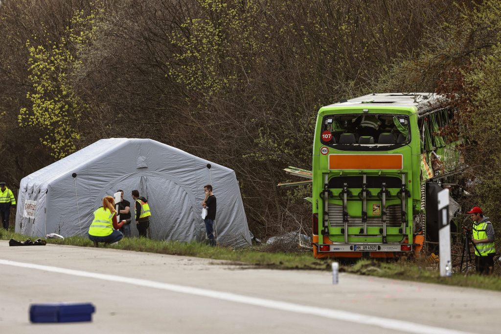 Ermittler suchen nach Ursache für Flixbus-Unglück