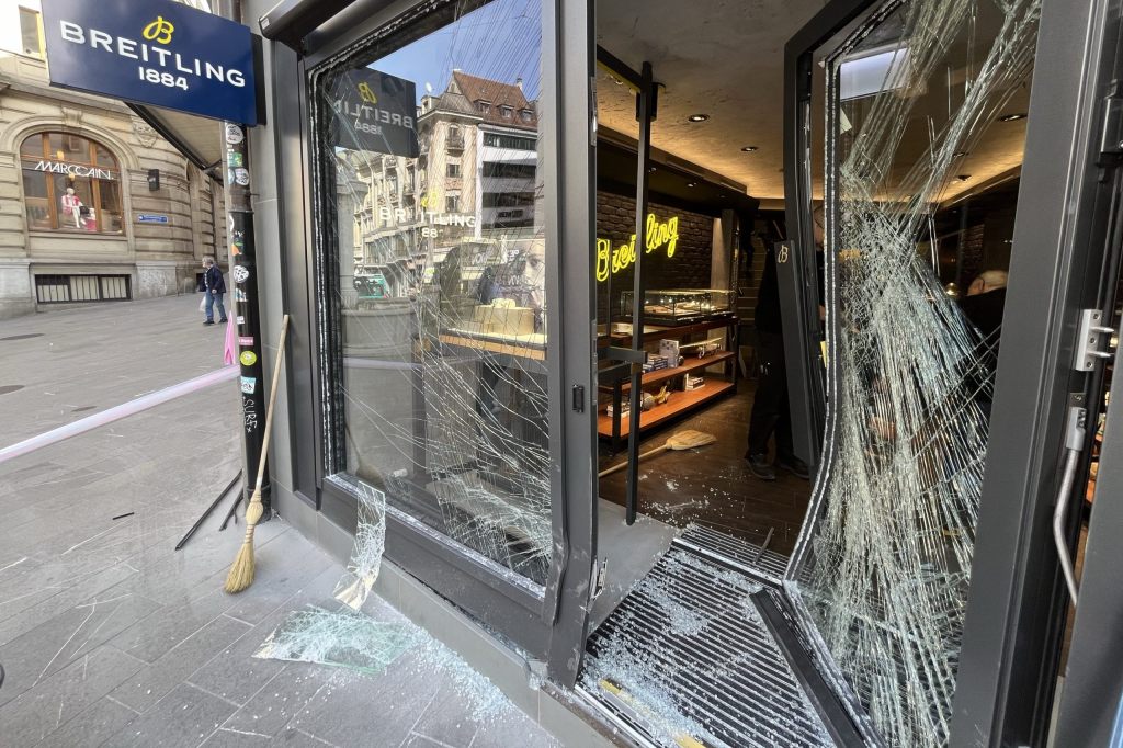Diebe fahren mit BMW in Breitling-Store in der Freien Strasse