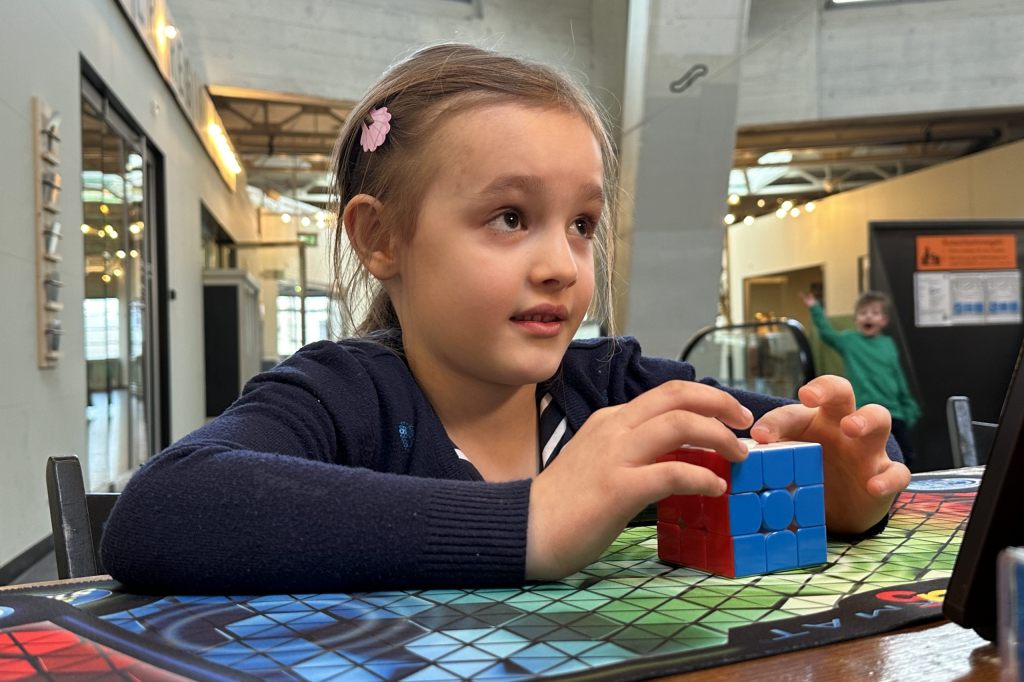 6-jährige Elena: Ein Naturtalent im Rubik’s Cube-Lösen