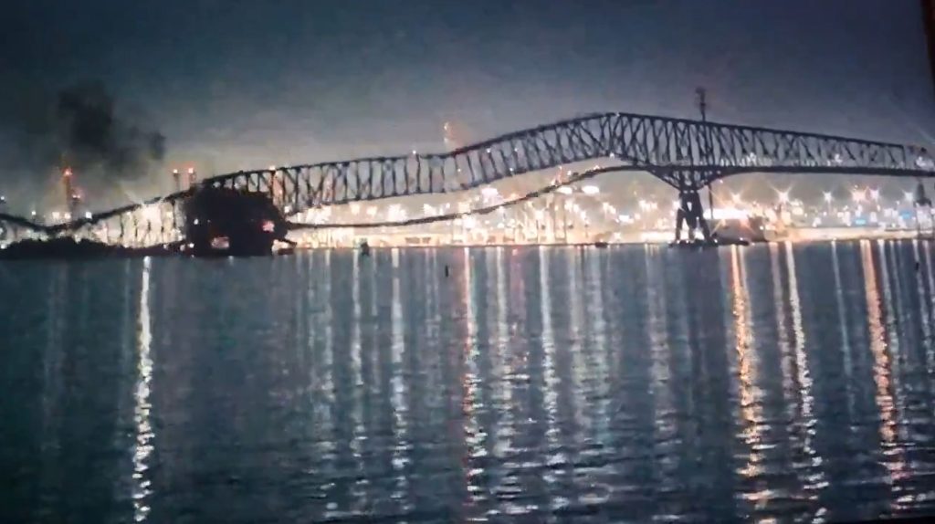 Schiff rammt Brücke in Baltimore: Mehr als 20 Menschen vermisst