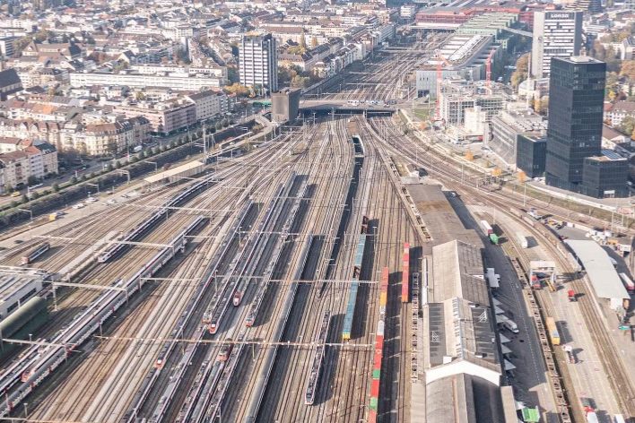 Fünf Politikerinnen und Politiker löchern den Bundesrat mit Fragen zum Bahnknoten Basel