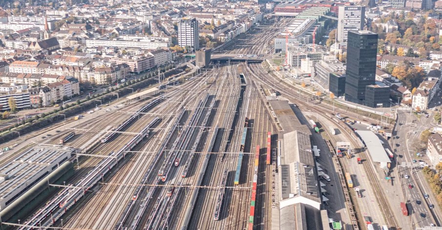 Fünf Politikerinnen und Politiker löchern den Bundesrat mit Fragen zum Bahnknoten Basel
