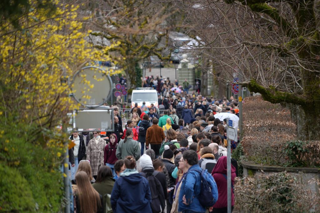 Über tausend Russen in Bern und Genf bei Protest gegen Putin-Wahl