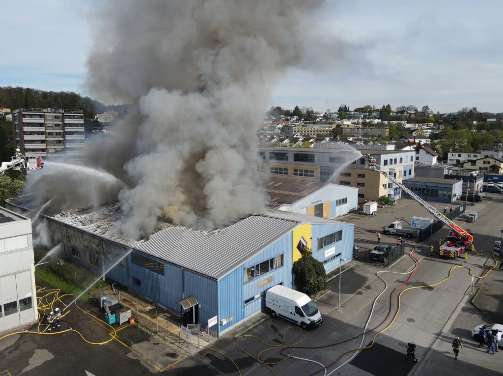 Grossbrand in Therwiler Lagerhalle gelöscht