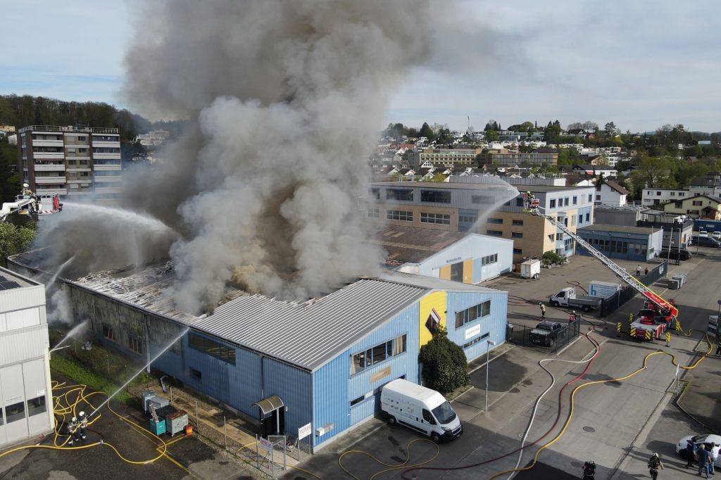 Grossbrand in Therwiler Lagerhalle gelöscht