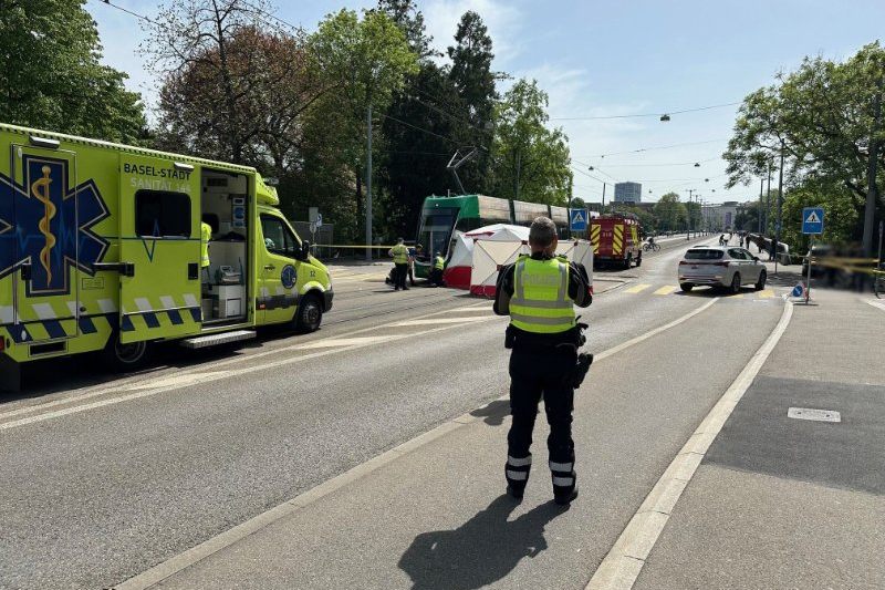 Fussgängerin wird von Tram erfasst: Tödlicher Unfall beim Wettsteinplatz