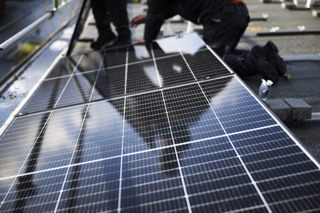 Regierung will Solaranlagen-Pflicht auch auf bestehenden Dächern