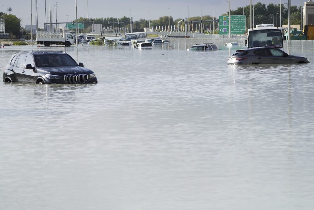 Schwerster Regen seit 1949 &#8211; Strassen in Dubai überschwemmt