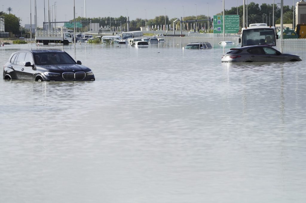 Schwerster Regen seit 1949 – Strassen in Dubai überschwemmt