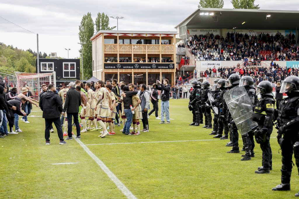 Nach Ausschreitungen: Die Servette-Fankurve beim nächsten Heimspiel gesperrt