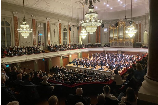 Den Sternen zum Greifen nah: Wenn das Sinfonieorchester den Kosmos nach Basel bringt