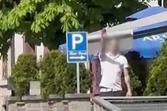 Mann zeigt Hitlergruss am Rande der Juso-Demo vom Samstag