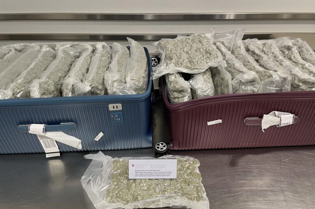 Zöllner schnappen 28-Jährigen mit zwei Koffern voller Marihuana