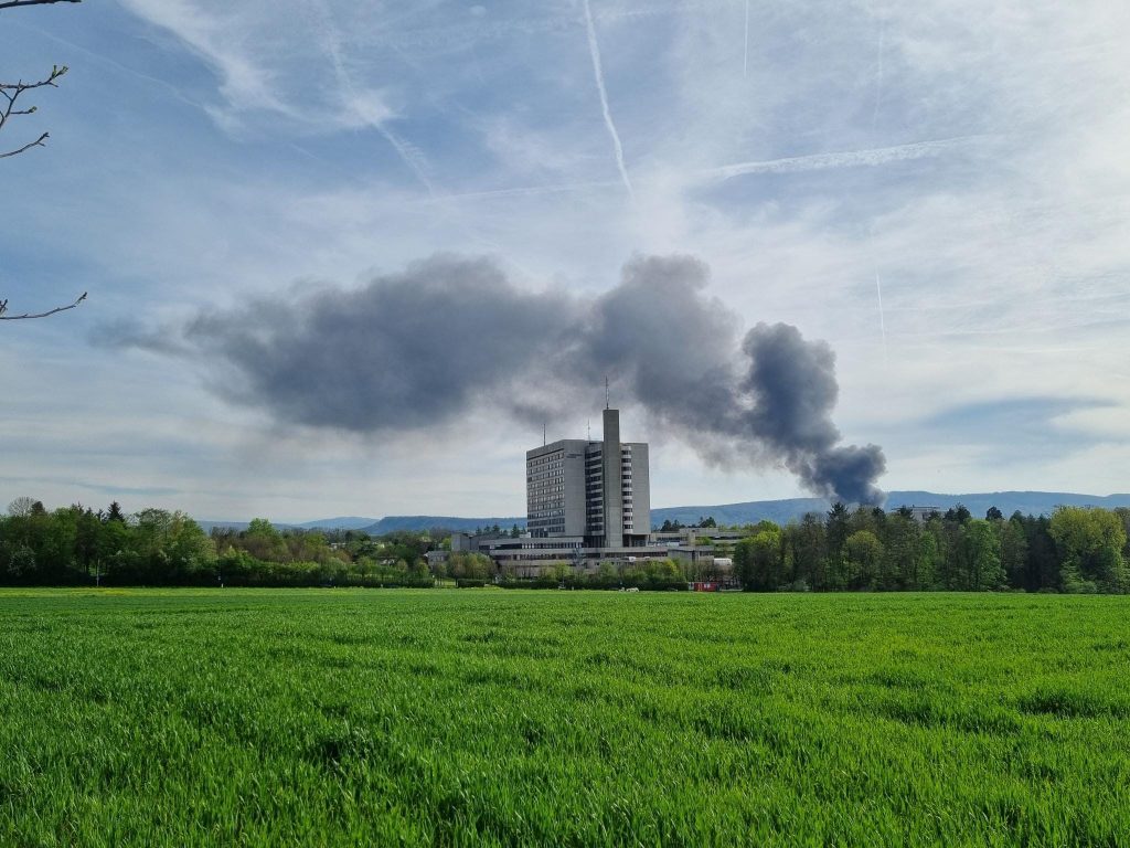 Grossbrand in Therwiler Lagerhalle gelöscht