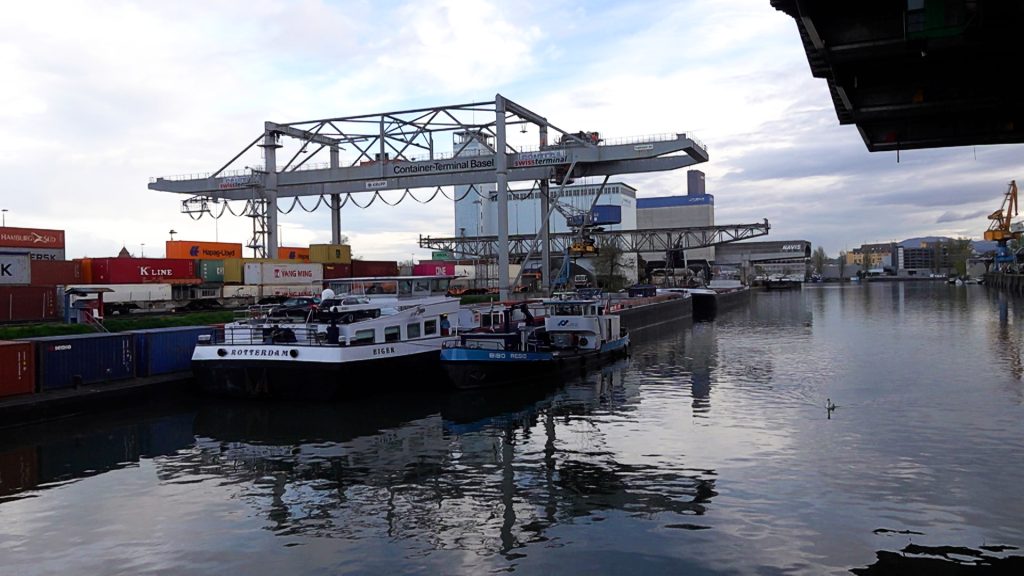 Kein Strom im Hafen: Diesel-Generatoren der Schiffe laufen Tag und Nacht