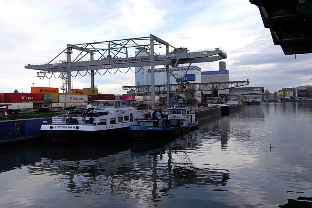 Kein Strom im Hafen: Diesel-Generatoren der Schiffe laufen Tag und Nacht