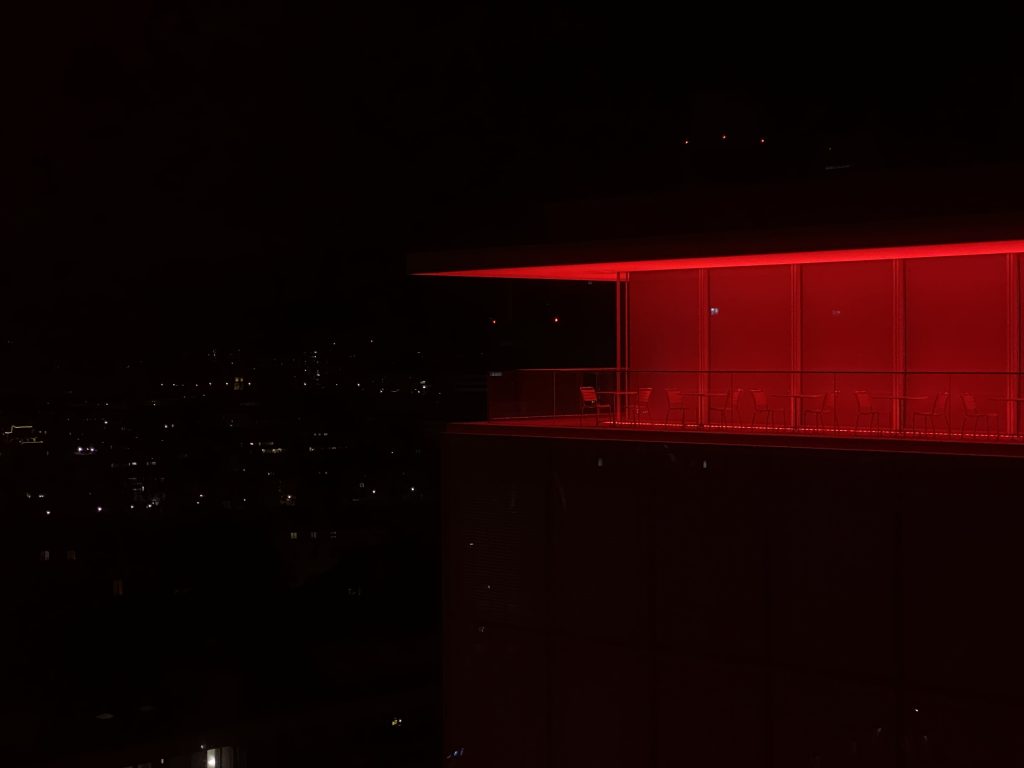 Wenn es nachts über den Dächern von Basel leuchtet