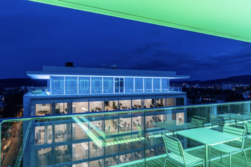 Neue Rooftop-Bar verwandelt sich nachts in ein Kunstwerk