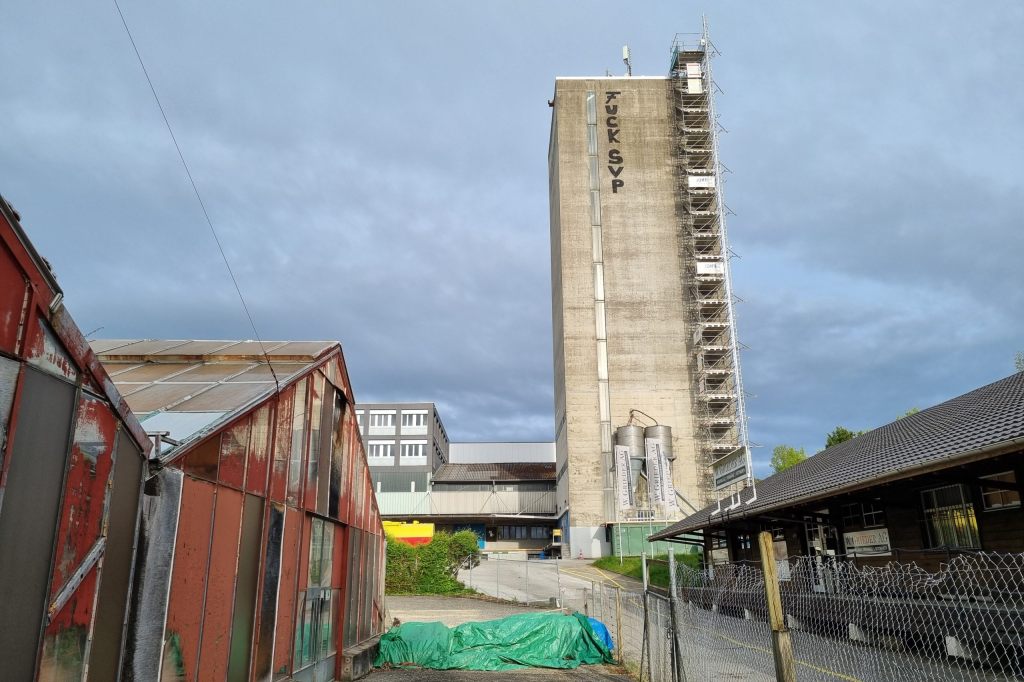 Vandalismus in Sissach: Am Nebiker-Turm steht «Fuck SVP»