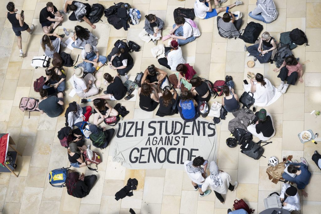 Demonstrierende an Uni Zürich ziehen kurz nach Fristablauf ab