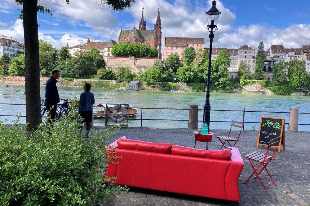Das steckt hinter dem roten Sofa am Kleinbasler Rheinufer