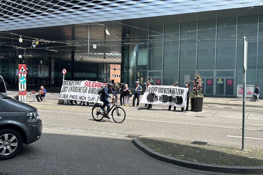 Teilnehmer soll Protestgruppe den Hitlergruss gezeigt haben