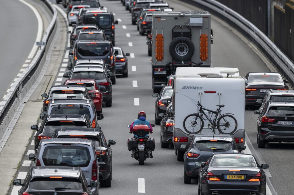 Autos stauen sich auf zehn Kilometern vor dem Gotthard-Südportal