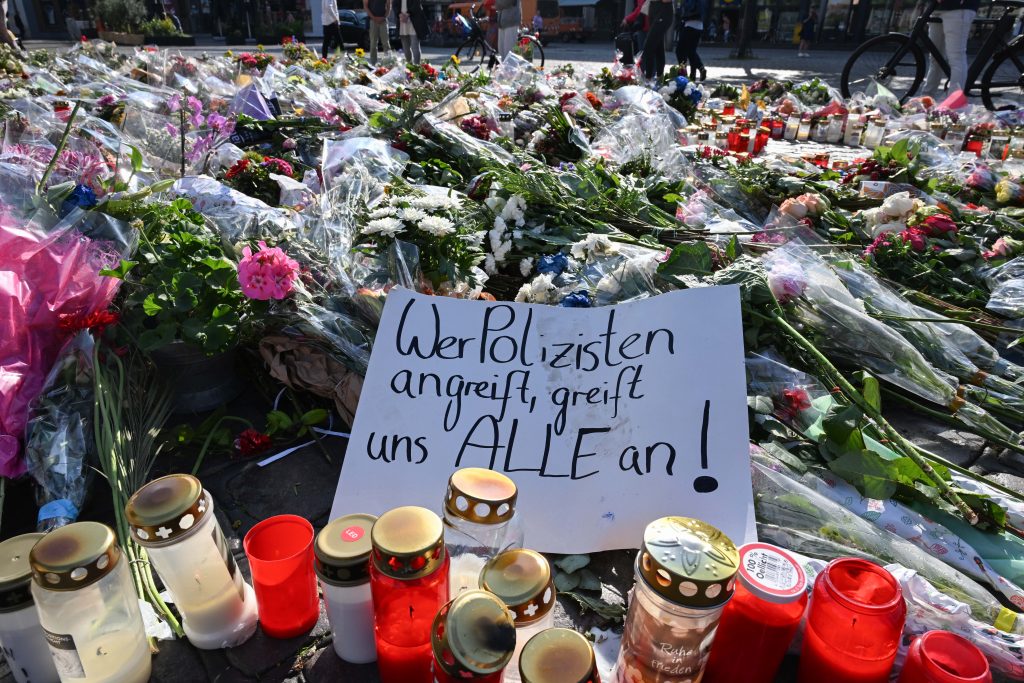 «Blutiger Terrorakt»: Menschen in Mannheim gedenken des toten Polizisten