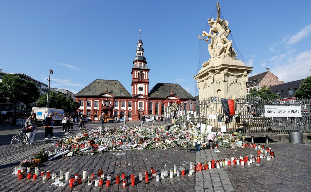 «Blutiger Terrorakt»: Menschen in Mannheim gedenken des toten Polizisten