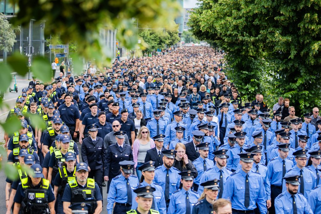 «Blutiger Terrorakt»: Menschen in Mannheim gedenken des toten Polizisten