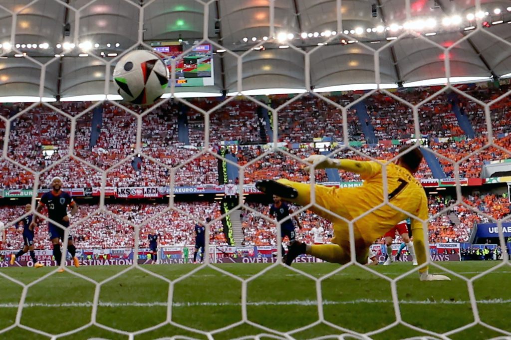 Die Niederlande startet mit einem 2:1-Sieg
