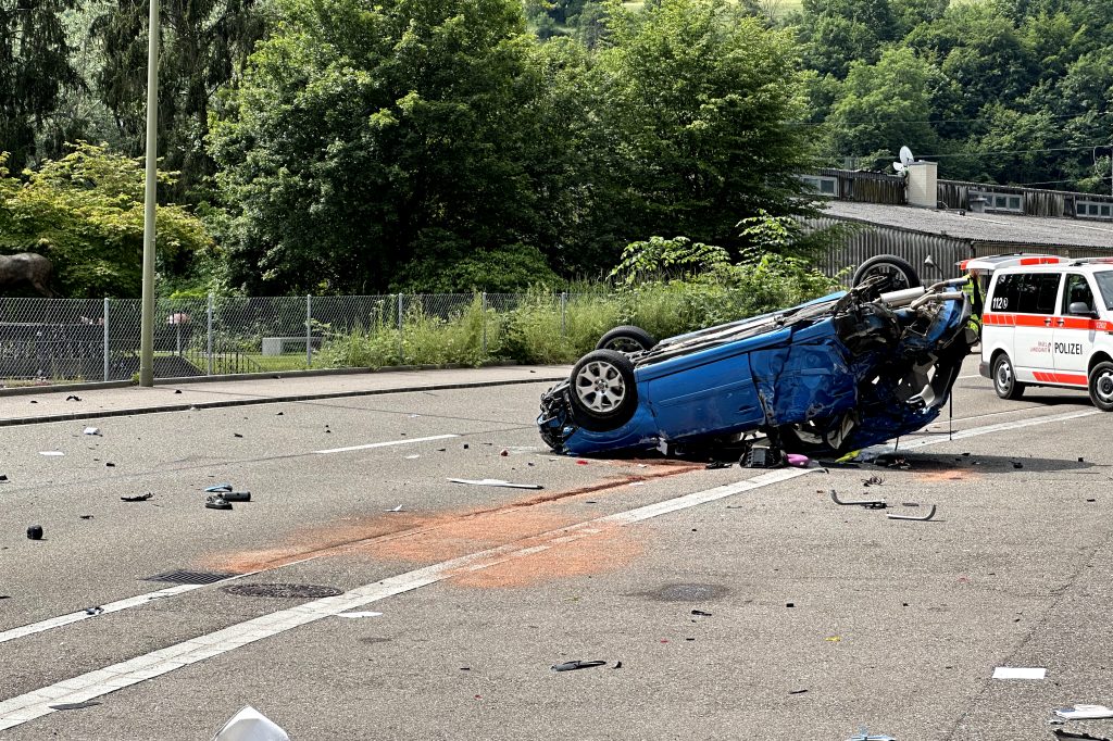 Eine Tote und zwei Schwerverletzte nach schlimmem Unfall in Grellingen