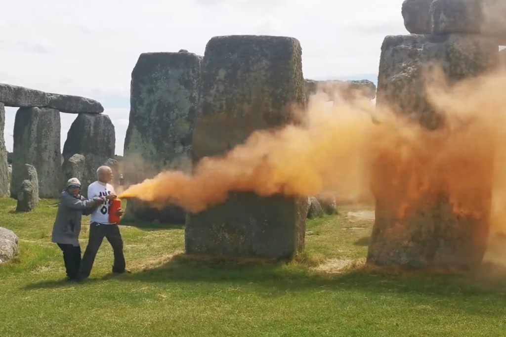 Klimademonstranten sprühen orangefarbene Substanz auf Stonehenge