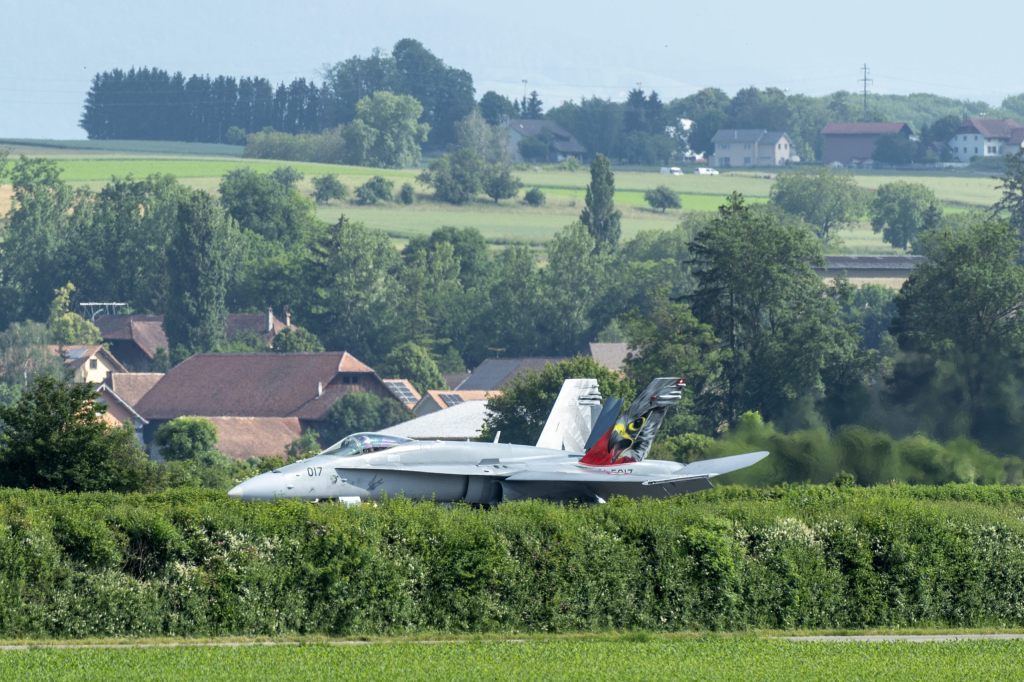 Armee führt Kampfjet-Übung auf A1 erfolgreich durch