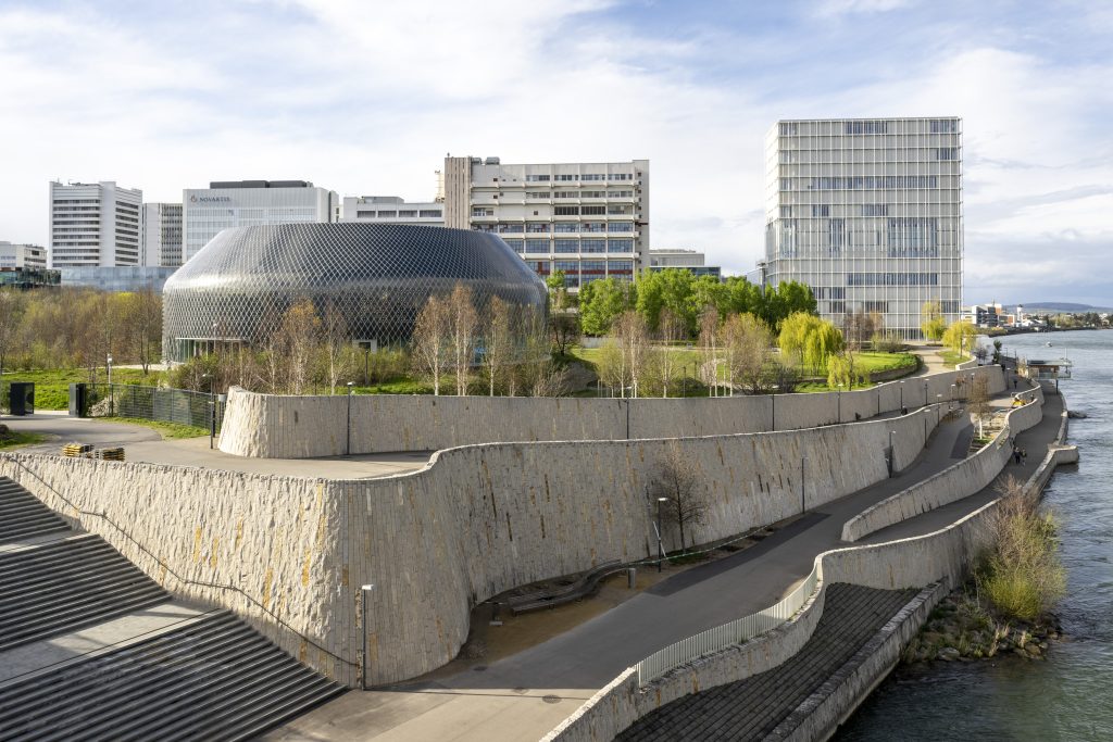 Novartis hebt Gewinnausblick nach starkem Quartal erneut an
