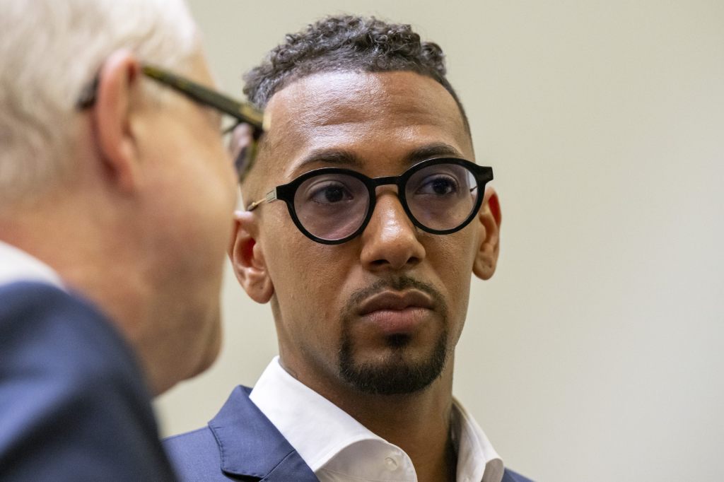 Deutscher Fussballer Jérôme Boateng nur verwarnt