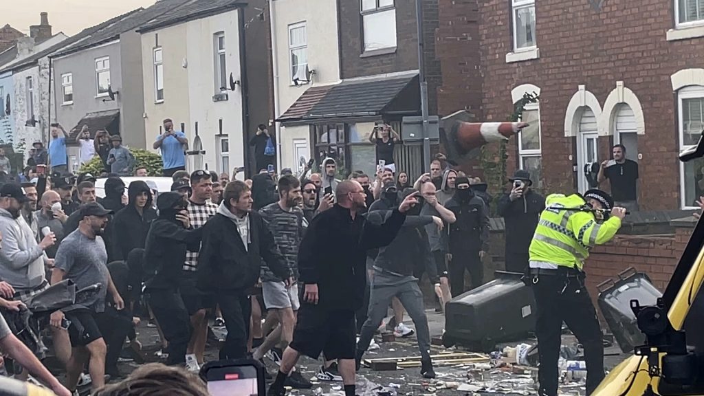 39 Verletzte bei Krawallen nach Bluttat in England