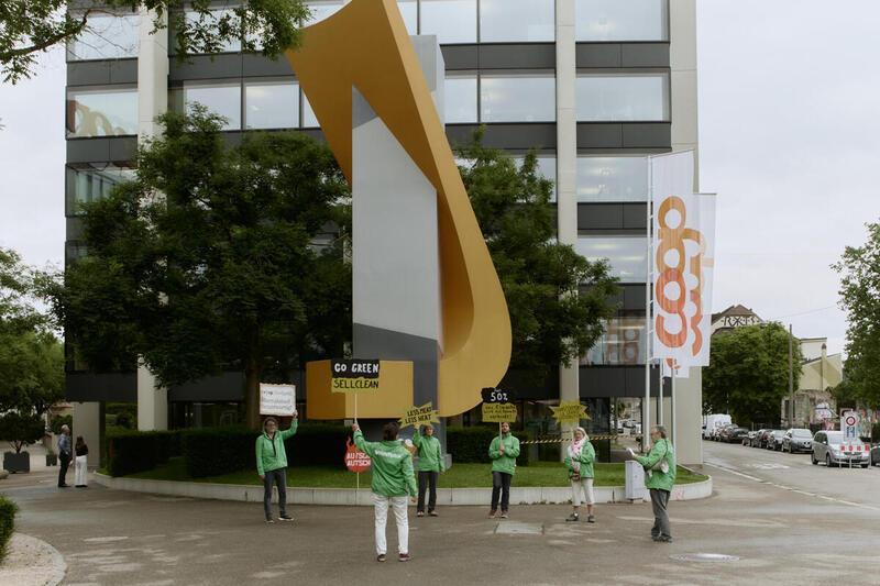 Greenpeace hängt Banner an Coop-Hauptsitz