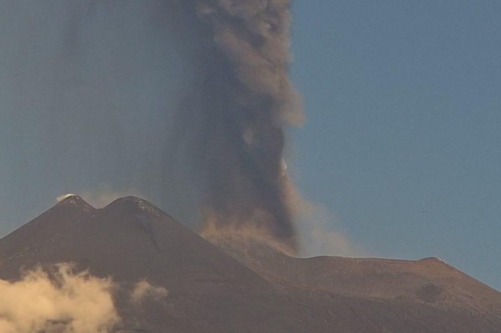 Wegen Ausbruchs des Ätna steht Flughafen in Catania still
