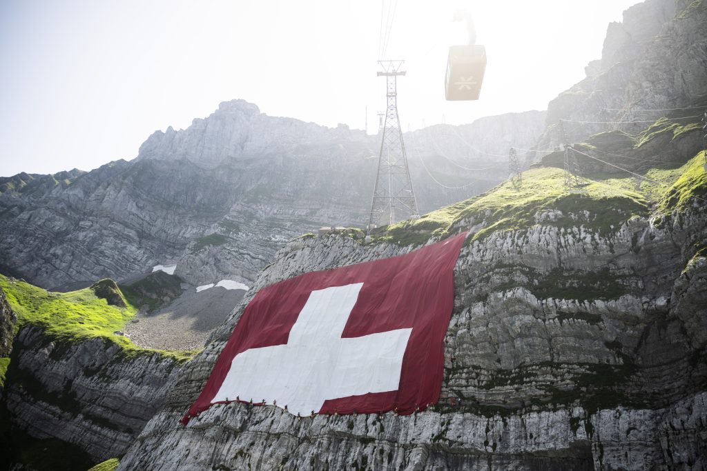 Grösste Schweizerfahne hängt wieder am Säntis