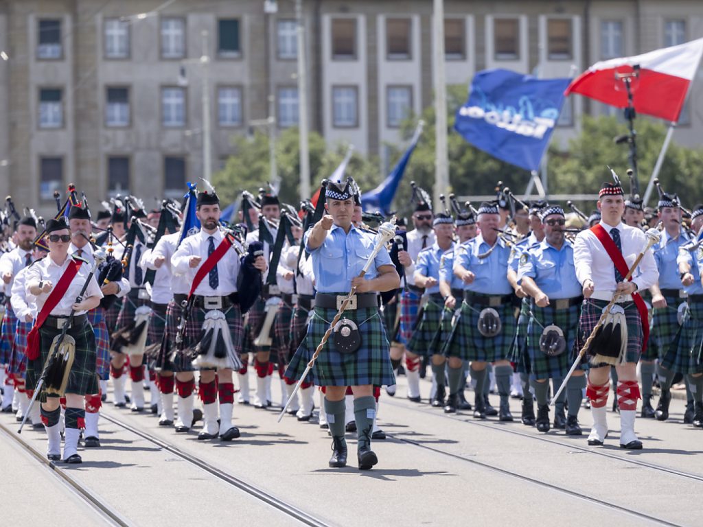 120&#8217;000 Schaulustige an Tattoo-Parade in der Innenstadt